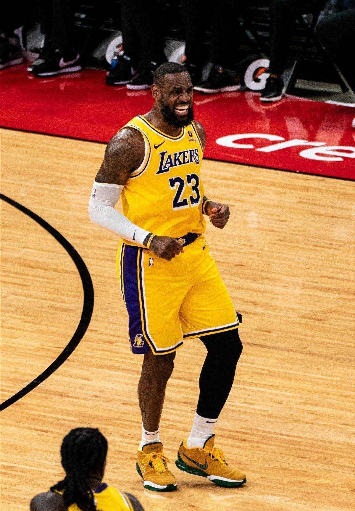 詹姆斯在TL比赛中败北，比分优势明显引发热议！-熊猫直播