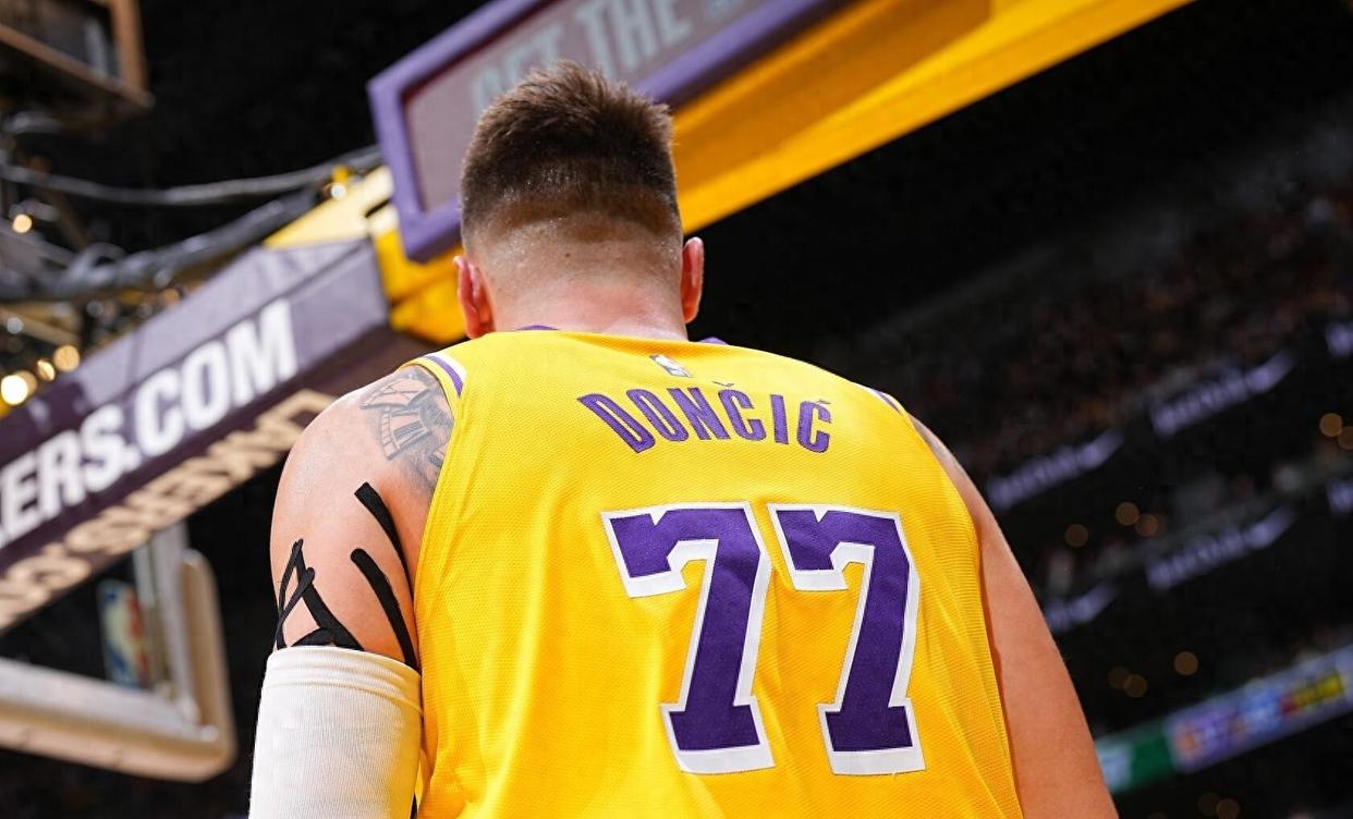 东契奇重返赛场，比赛规则变更首场状态出色，DWG观众沸腾！-熊猫体育